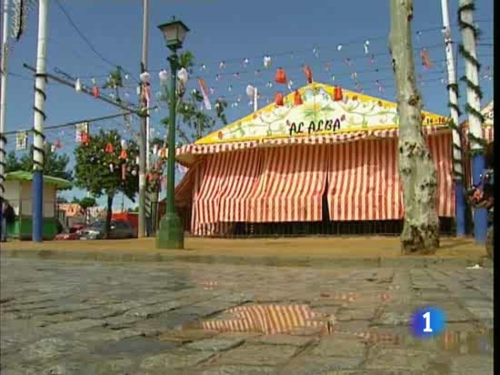 La manzanilla, el rebujito, el jamón y el pescaíto siguen alegrando la Feria de Abril | Ver
