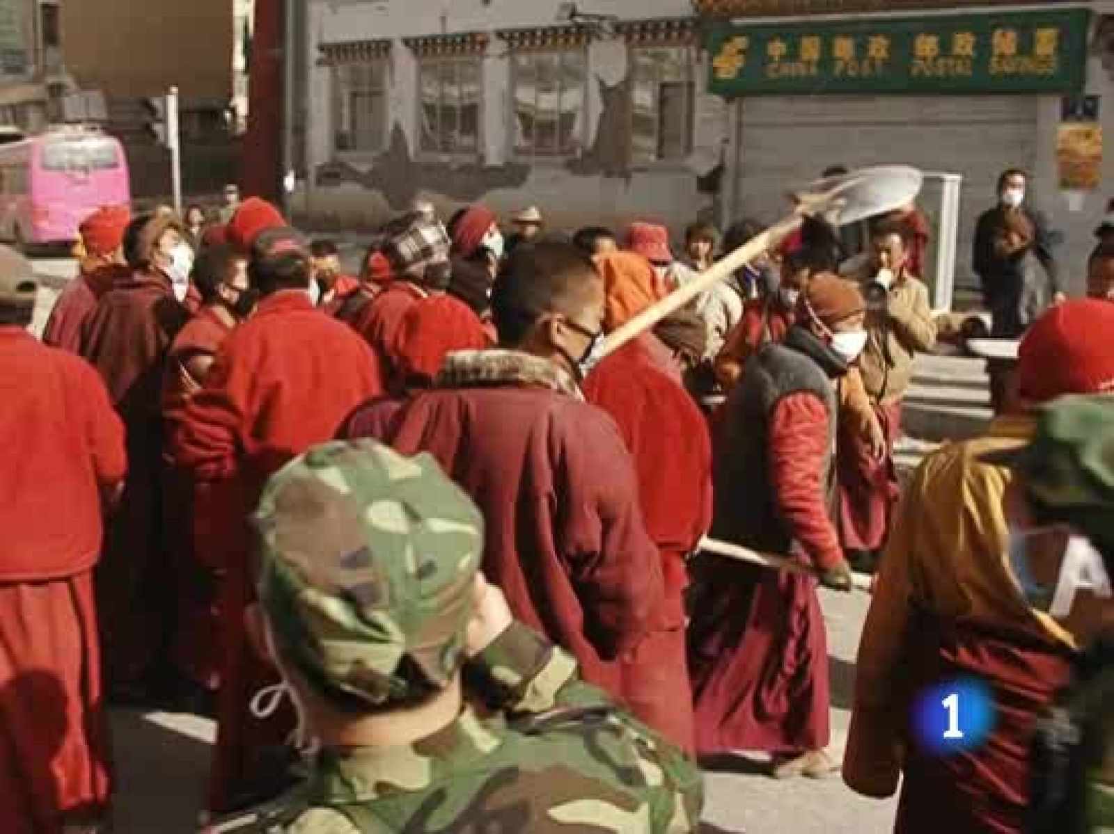 El Gobierno de Pekín quiere expulsar de la zona del terremoto a los monjes budistas | Ver