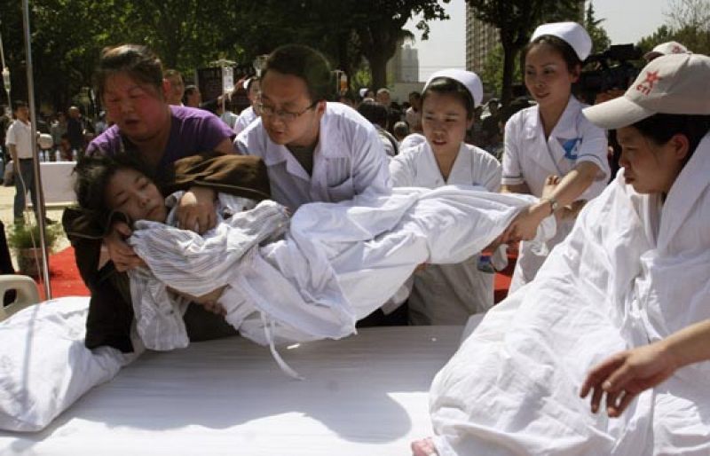 Más de cien muertos por el terremoto de China | Ver