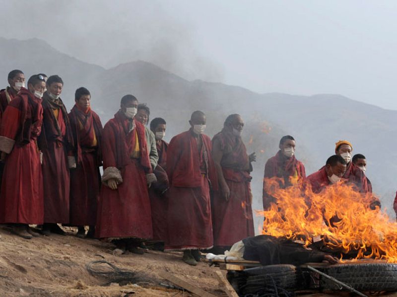 El gobierno chino quiere expulsar a los monjes tibetanos que ayudan a las víctimas del terremoto | Ver