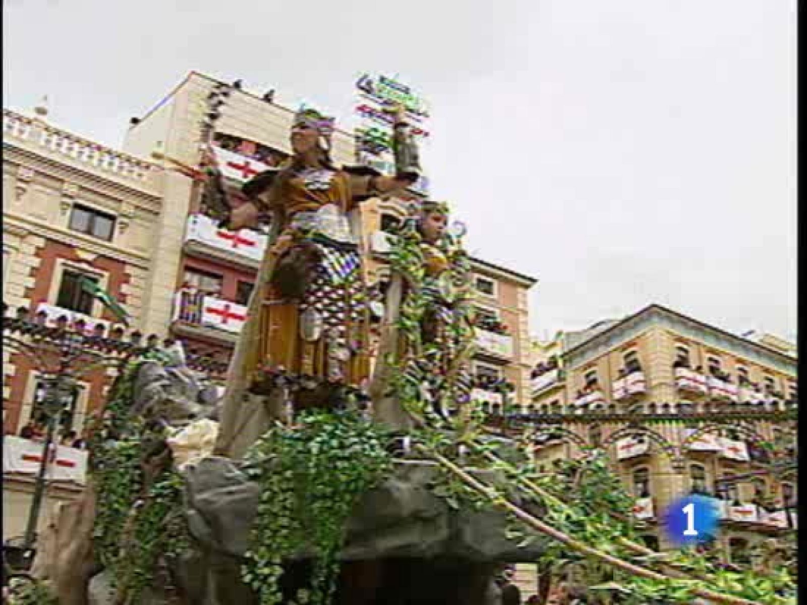 Ejércitos de moros y cristianos invaden las calles de Alcoy, en Alicante | Ver