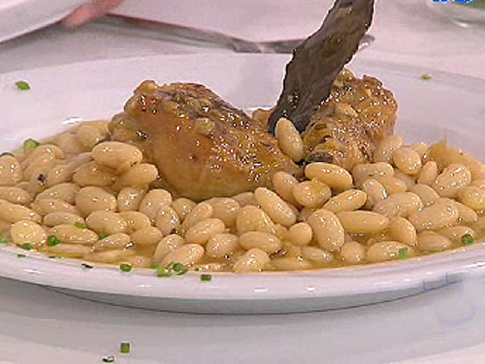 Saber cocinar - Judías blancas con pollo al ajillo - RTVE Cocina | Ver