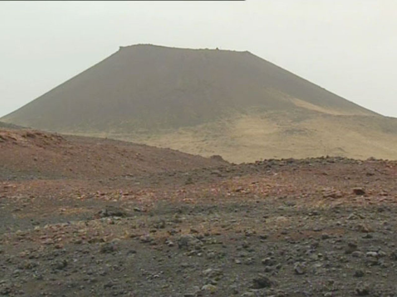 El volcán islandés que durante seis días paralizó el tráfico aéreo en Europa, sigue causando problemas en su propio país | Ver