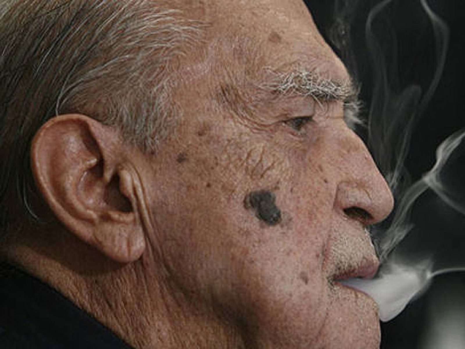 El arquitecto Oscar Niemeyer hospitalizado | Ver