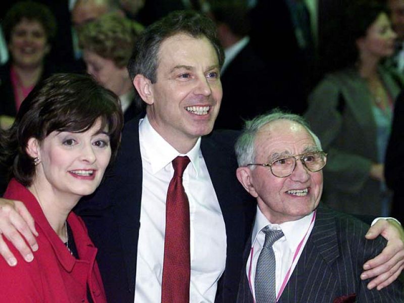Blair, reelegido con una arrolladora victoria en 2001