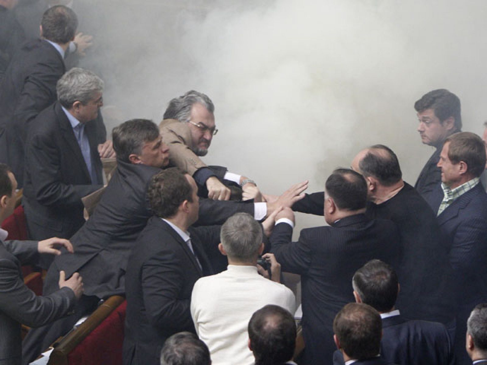 Batalla campal durante la sesión parlamentaria ucraniana