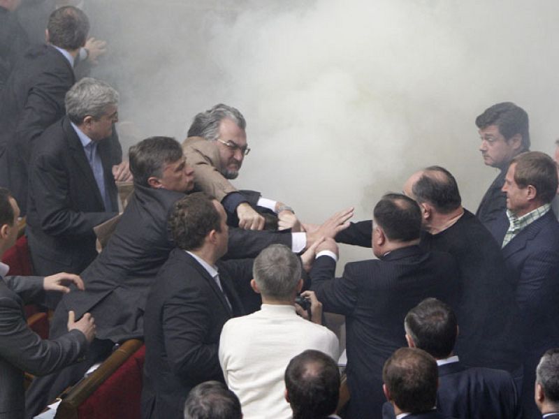 Batalla campal durante la sesión parlamentaria ucraniana