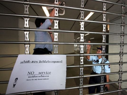  - Los camisas rojas paralizan Bangkok