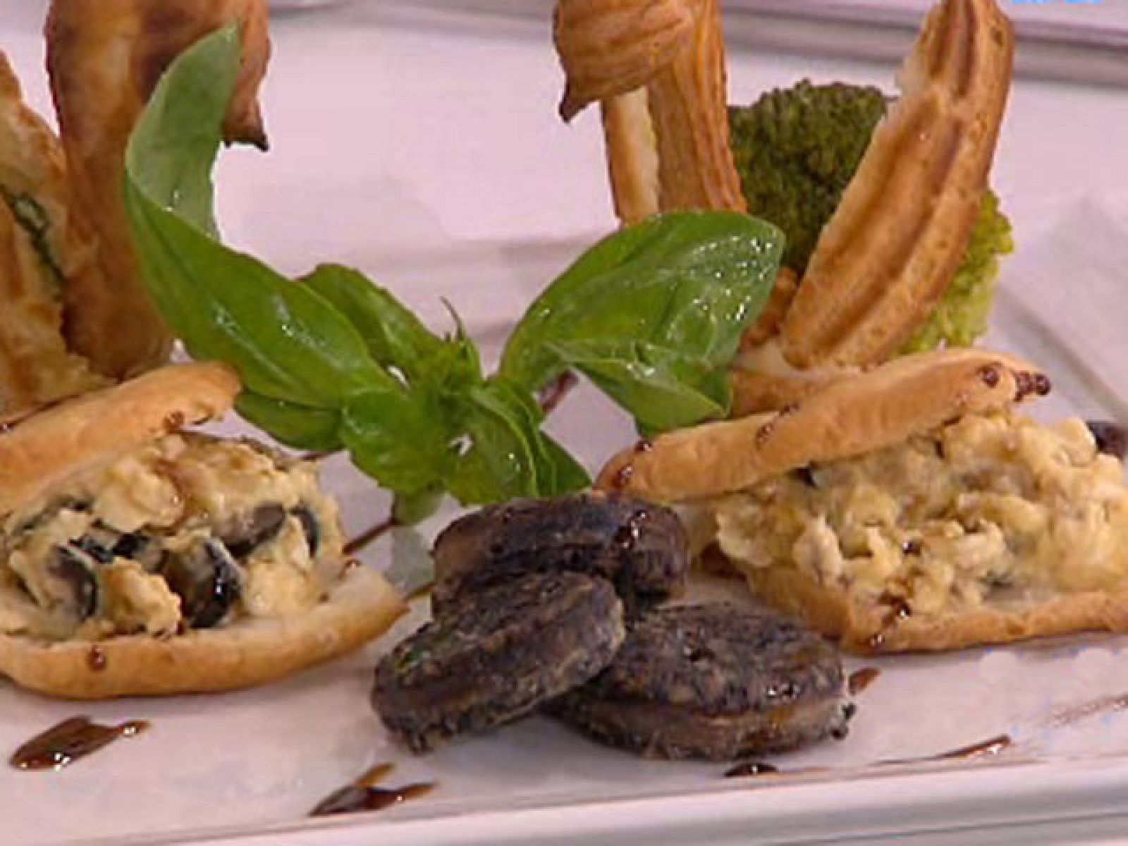 Saber cocinar - Revuelto de cebolla caramelizada en hojaldre - RTVE Cocina | Ver