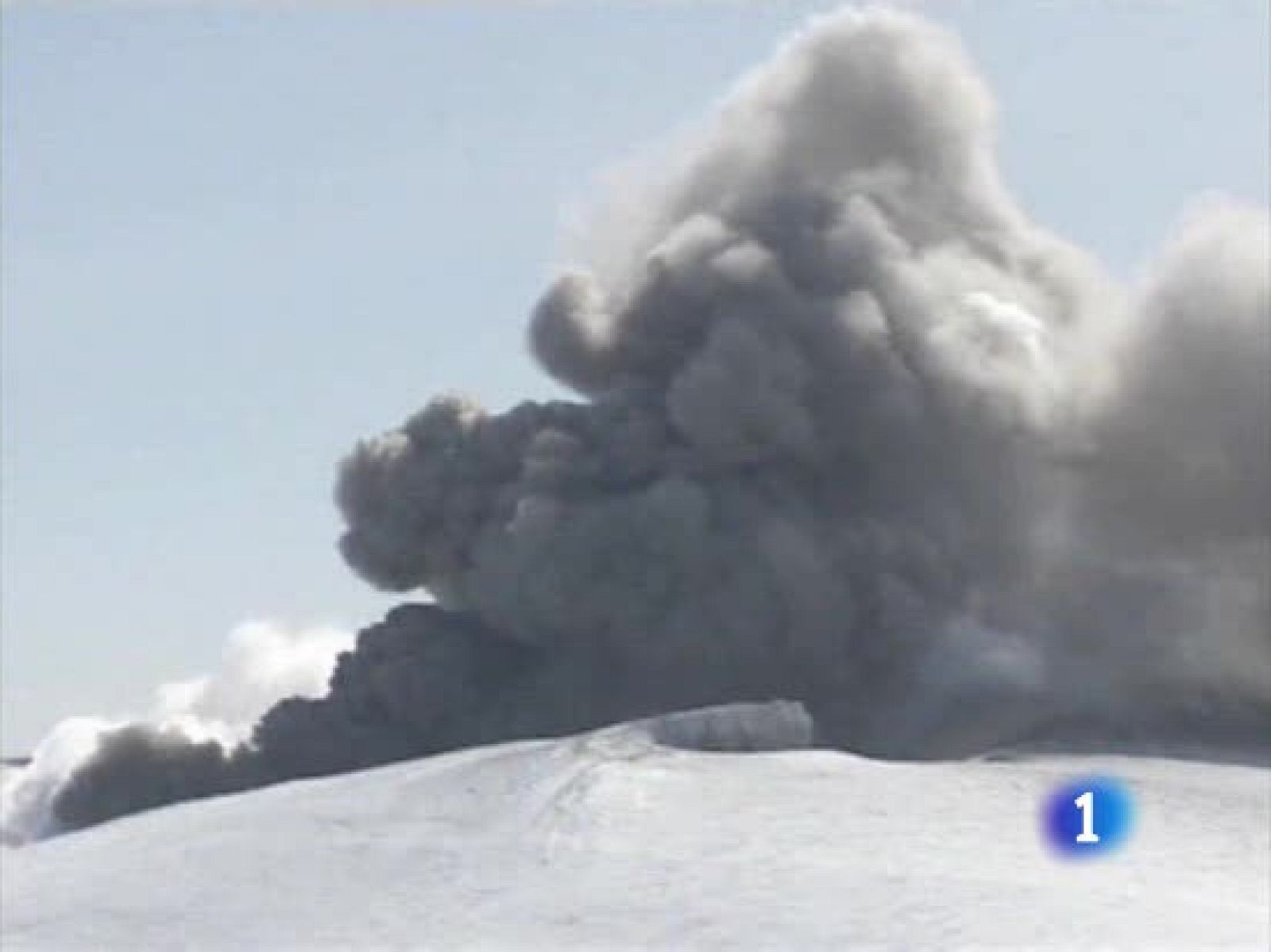 Habrá ayudas a las aerolíneas y operadores turísticos afectados por la nube de ceniza del volcán islandés | Ver