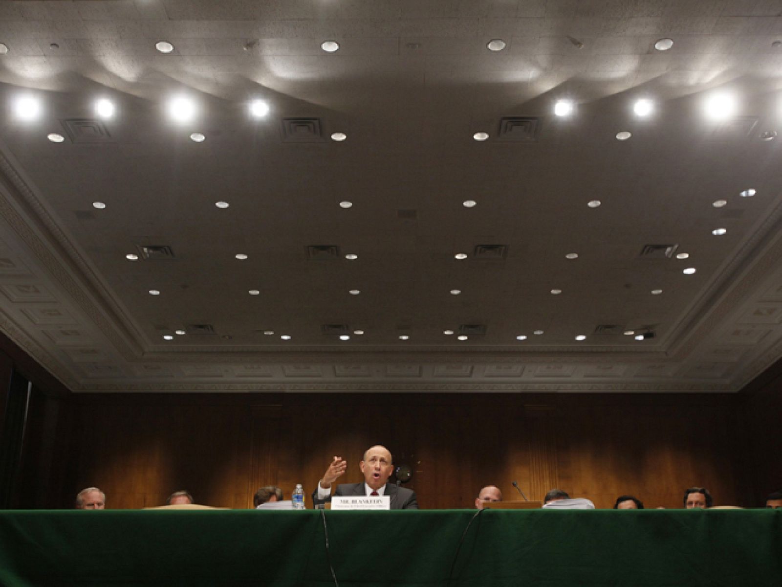 Los directivos del banco Goldman Sachs niegan haber especulado con el dinero de sus clientes durante la crisis | Ver