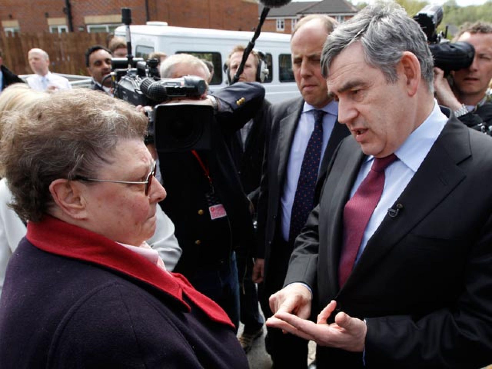 Gordon Brown se pasa todo el día pidiendo disculpas | Ver