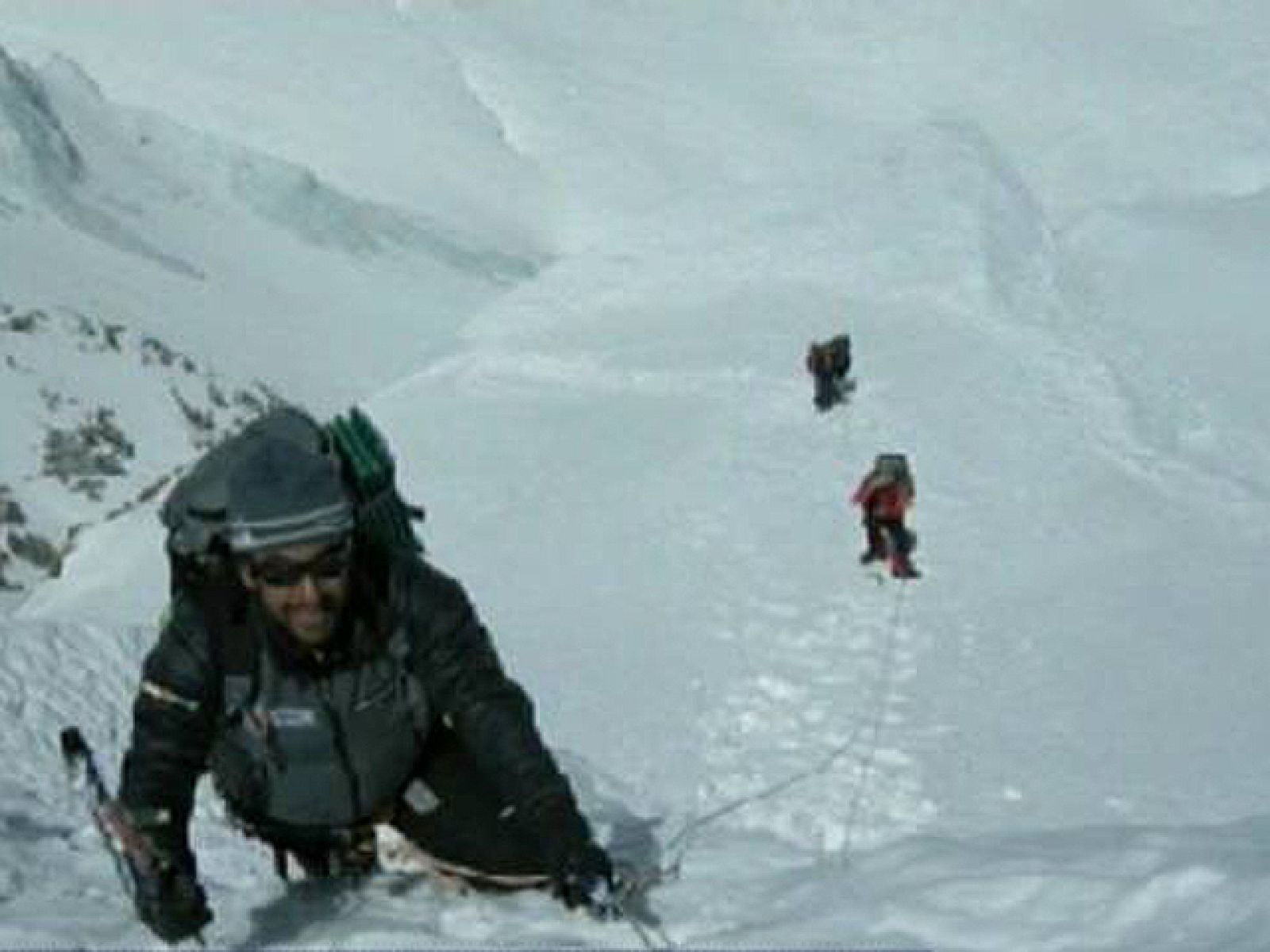 La familia del montañero español fallecido en el Annapurna, Tolo Calafat, lamenta su muerte y hace un llamamiento para que su cadaver pueda ser deportado. Horas antes de su muerte, el mallorquín mantuvo comunicación, vía telefónica, con su mujer.