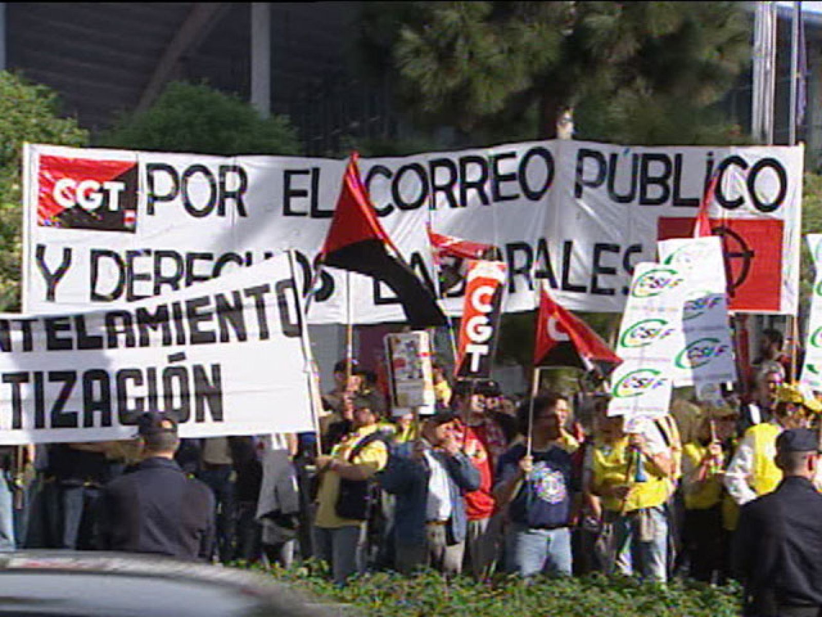 El ministro de Fomento ha sido recibido con abucheos en Valencia, por un grupo de trabajadores de Correos | Ver
