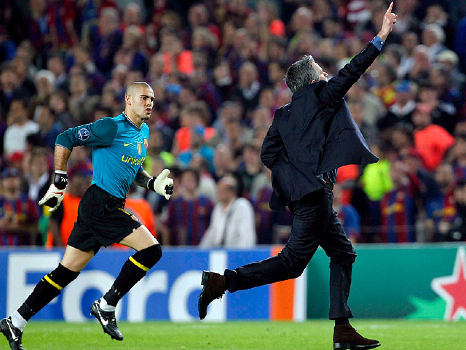 El partido entre el Barcelona y el Inter desató pasiones ocultas en jugadores y entrenadores. Eto'o celebró a lo grande el pase y Mourinho activó la polémica al recorrer el campo con el dedo levantado al término del partido.