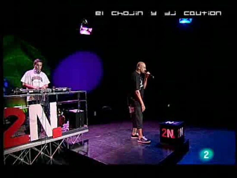 El rapero El Chojin hace su particular repaso de la actualidad en La 2 Noticia. El alcalde catalán que publicó un panfleto contra los rumanos, uno de sus protagonistas.