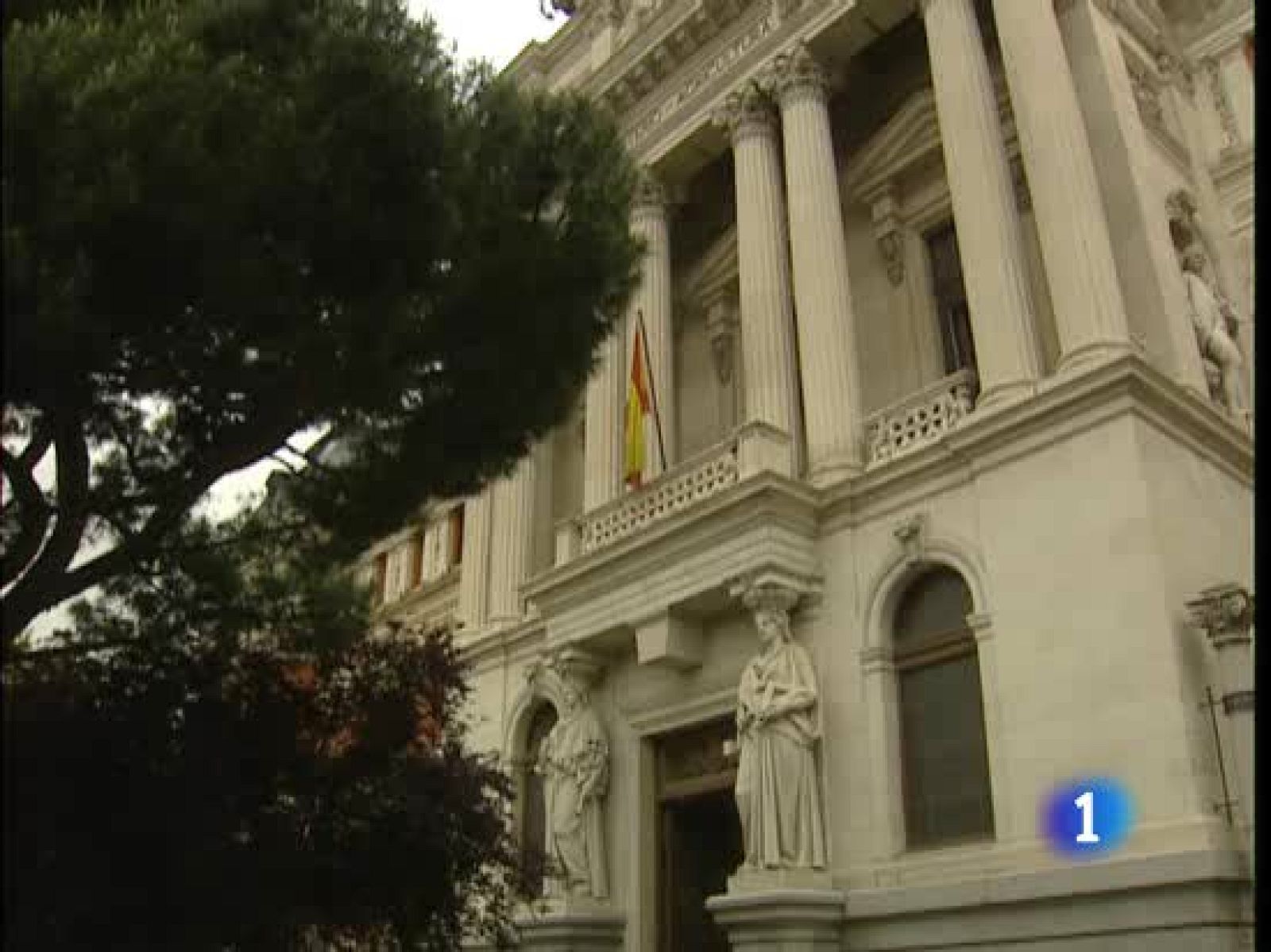 El Gobierno va a reducir el número de empresas públicas y se surpimirán 32 altos cargos | Ver