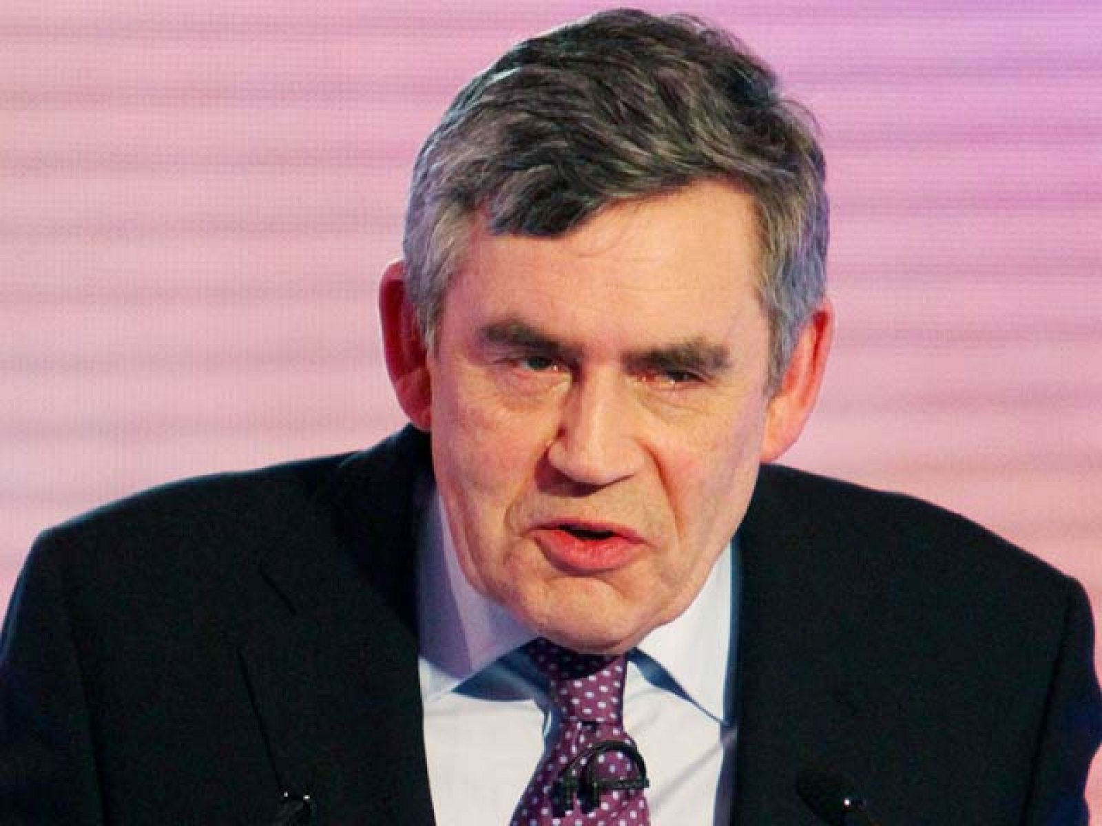 De 59 años, Brown lleva tres años de primer ministro tras heredar el cargo de Tony Blair. Fue su segundo durante diez años tras pactar con él su sucesión, pero no ha calado en la opinión pública, que le coloca por detrás en las encuestas.