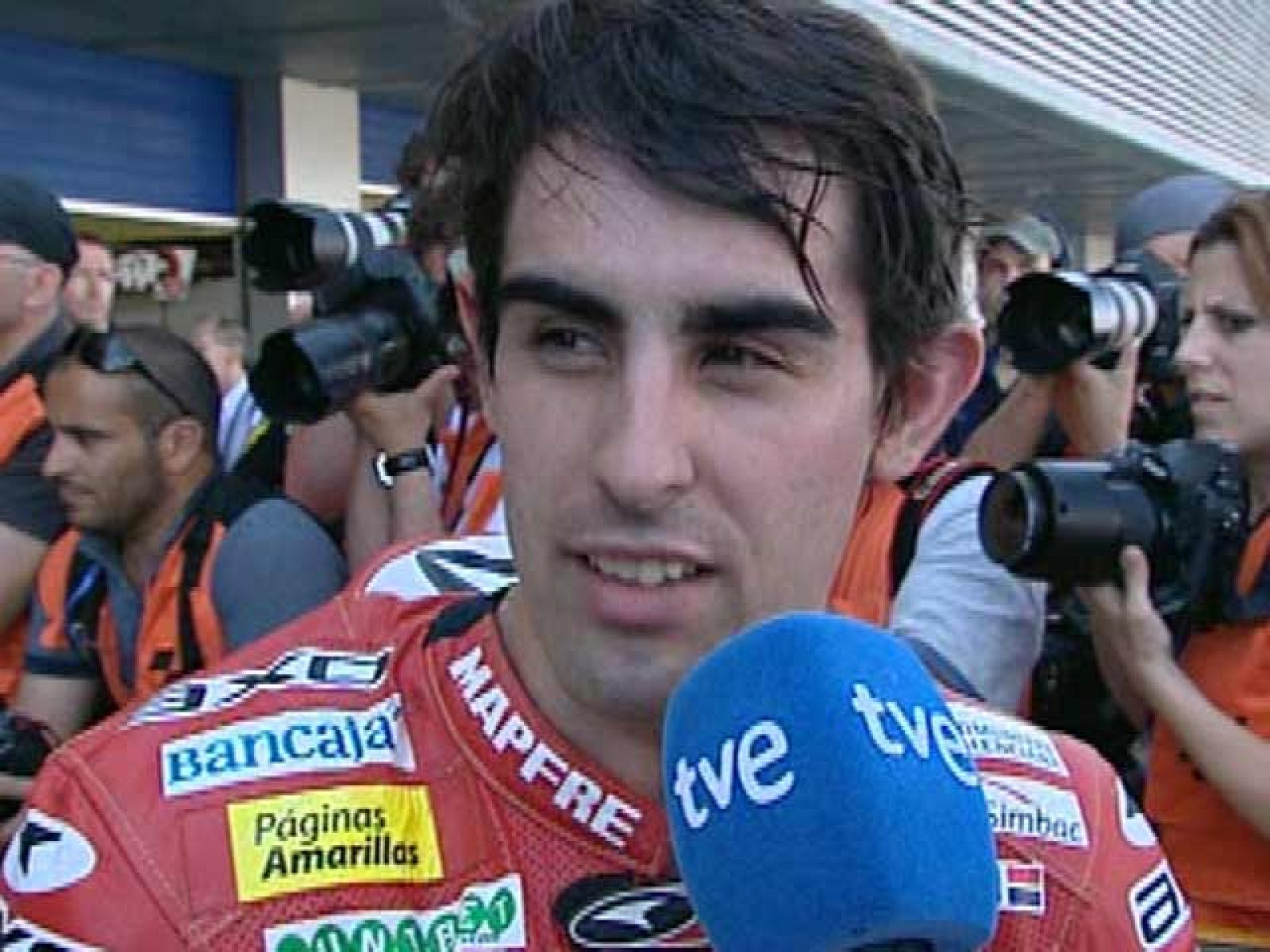 Julián Simón se muestra tranquilo después de su segundo puesto conseguido en los entrenamientos oficiales de Moto2 del Gran Premio de Jerez. Otro español, Toni Elías, también muestra su satisfacción.