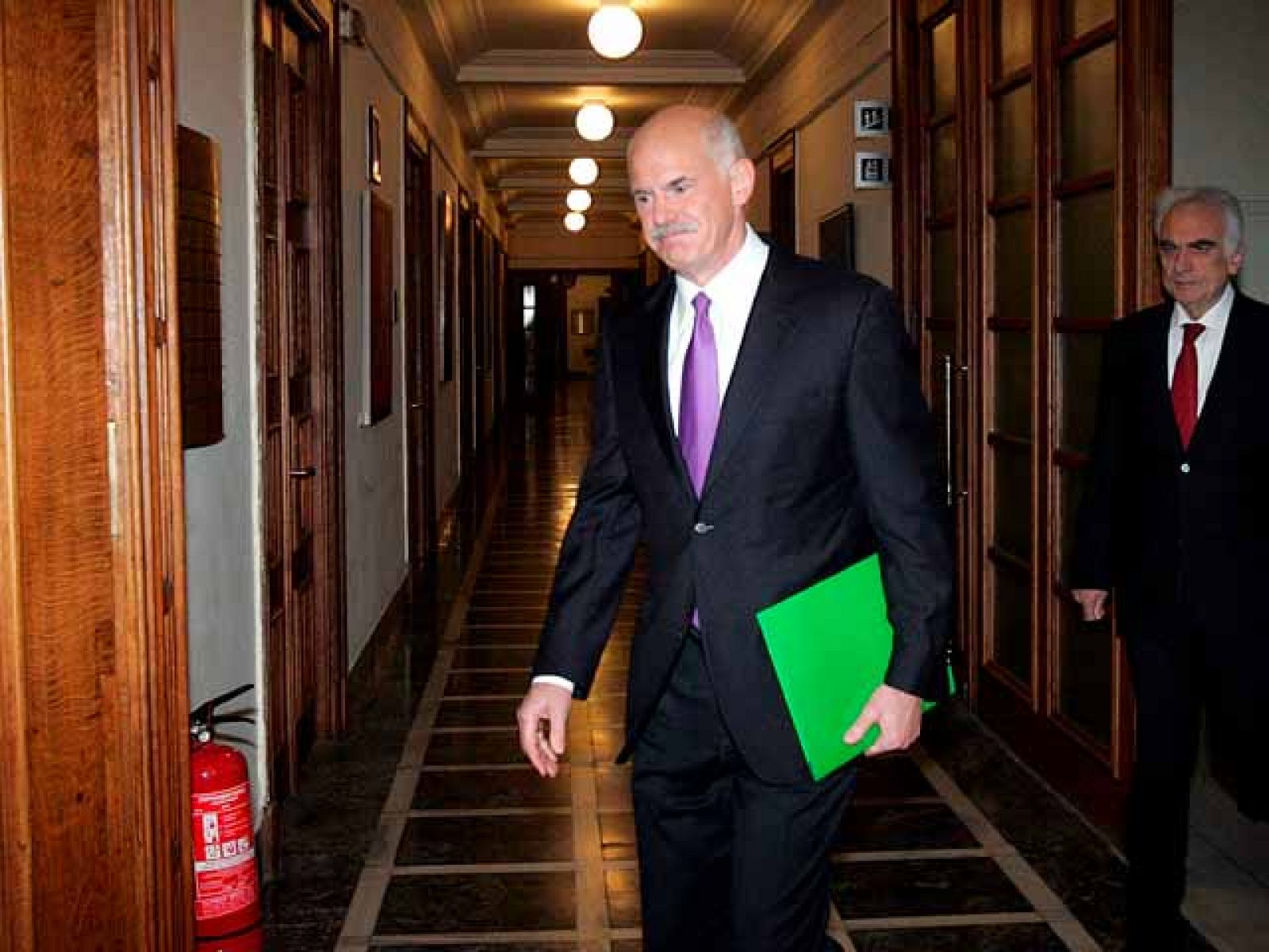 Papandreu anuncia el plan de ajustes económicos | Ver