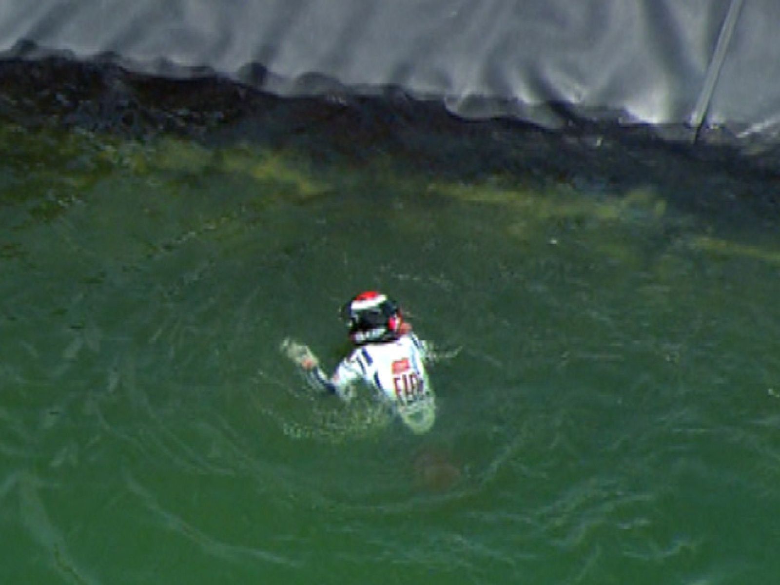 Lorenzo ha celebrado su victoria en Jerez lanzándose al estanque que hay en el circuito.