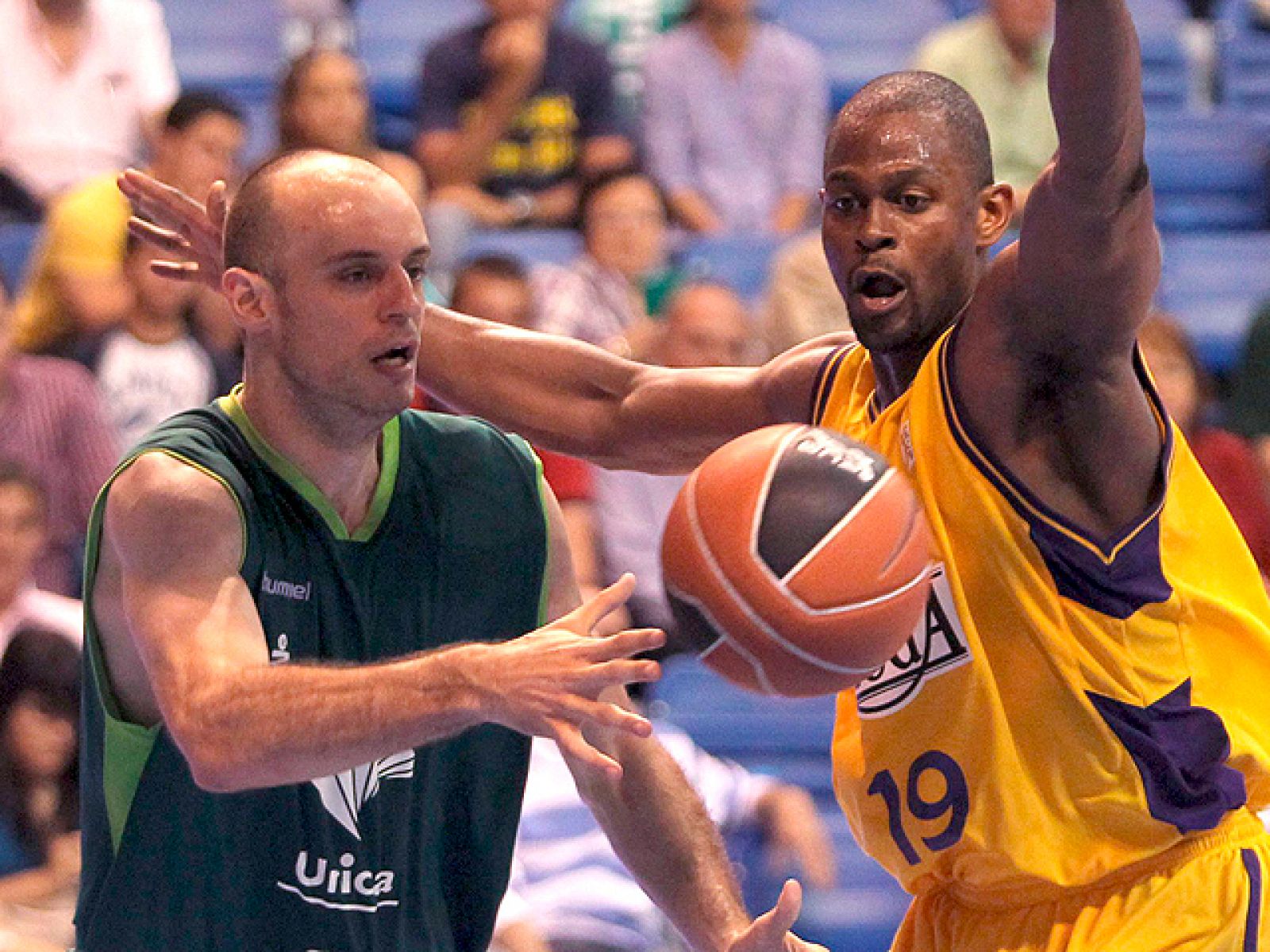 El Unicaja se impuso claramente al Blancos de Rueda de Valladolid (88-58), que llegó a Málaga a cubrir el expediente tras obtener la salvación, con lo que el conjunto andaluz virtualmente está clasificado para la fase por el título a falta de dos jor