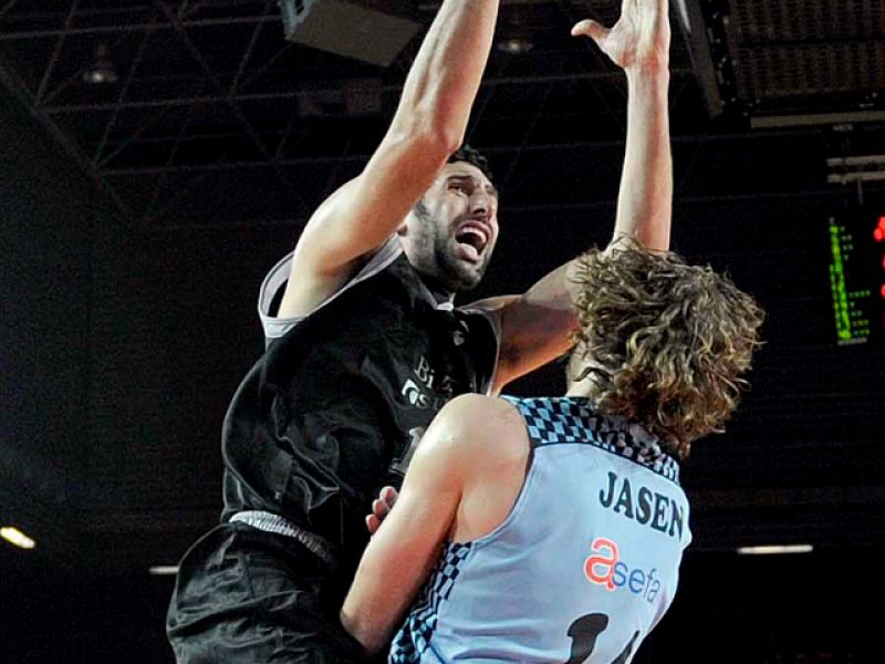 El Asefa Estudiantes ha certificado su clasificación para las eliminatorias por el título con una brillante y trabajada victoria en el Bizkaia Arena (73-78) sobre un Bizkaia Bilbao al que le ha quedado prácticamente imposible ese objetivo.