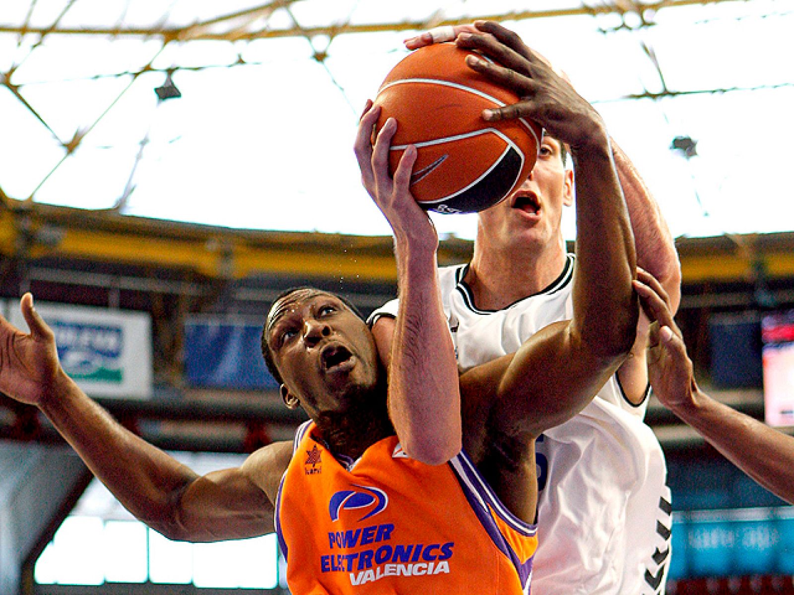 El Power Electronics Valencia se aseguró matemáticamente la cuarta plaza de la fase regular de la Liga ACB al derrotar con solvencia (66-58) a un Cajasol al que desarmó por completo con una excelente defensa.