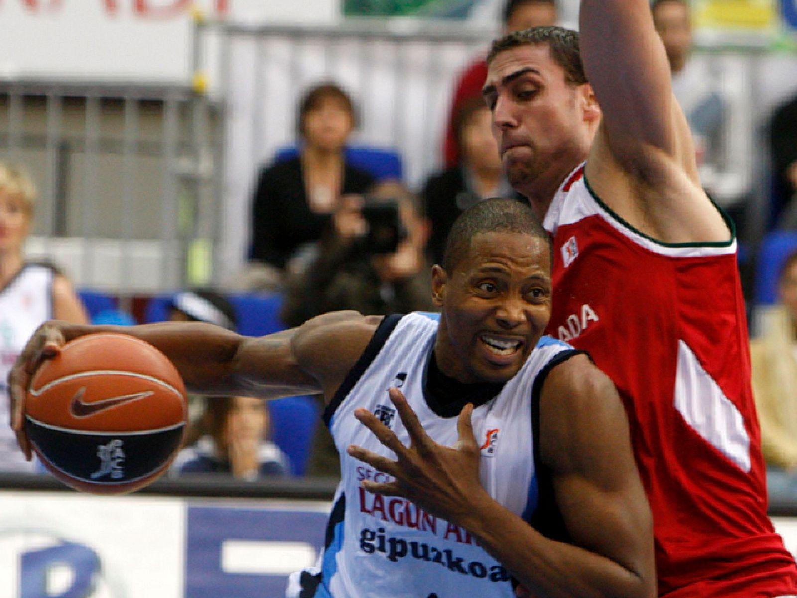 El Lagun Aro GBC ganó un duelo muy disputado al CB Granada, en un partido de trámite para los locales pero vital para el conjunto andaluz, que tenía serias esperanzas de clasificación para las eliminatorias por el título de la Liga ACB.