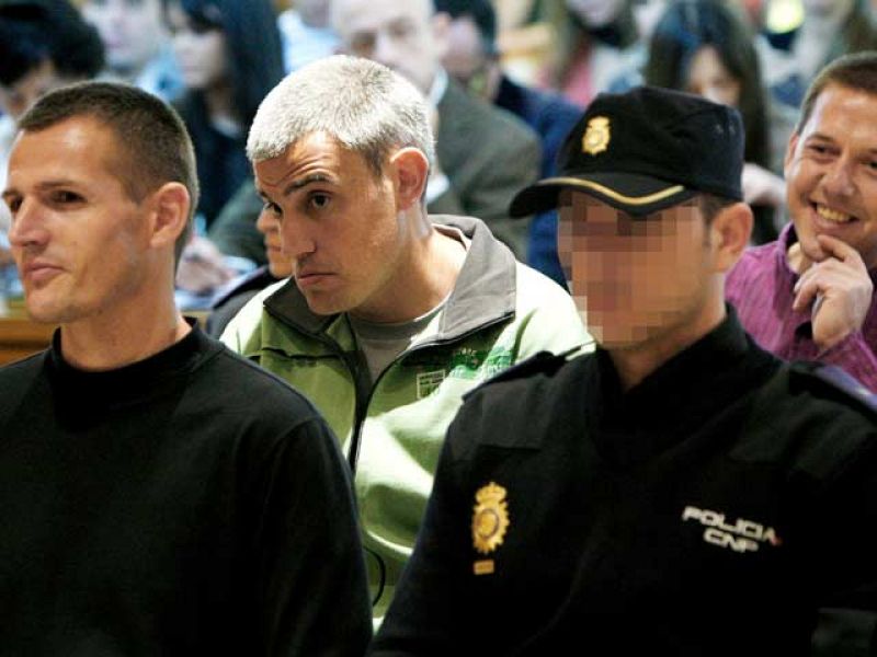 Los etarras acusados del atentado de la T4 se niegan a declarar | Ver