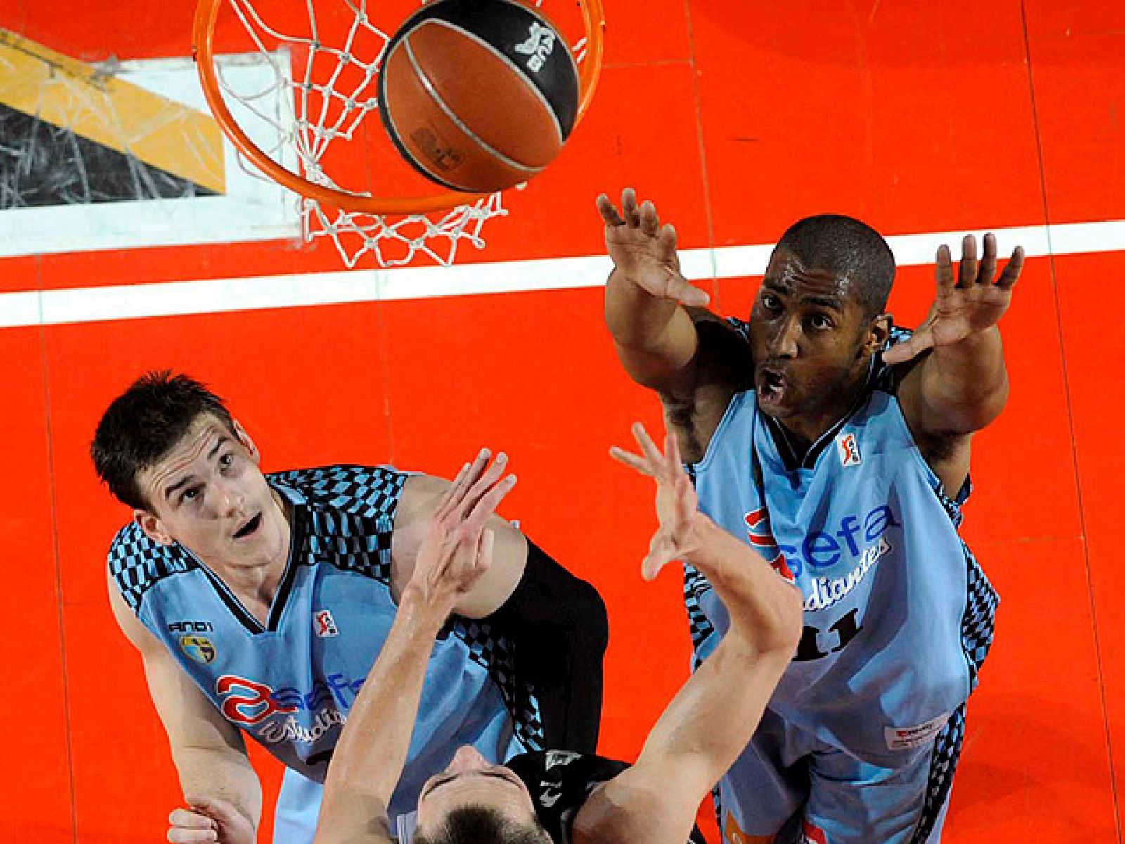 El Estudiantes rubricó este fin de semana su clasificación para los playoff por el título, donde no estará el Joventut, al caer ante Meridiano. La victoria de los alicantinos les permite continuar en ACB, algo que no ha conseguido el Xacboeo, que ya