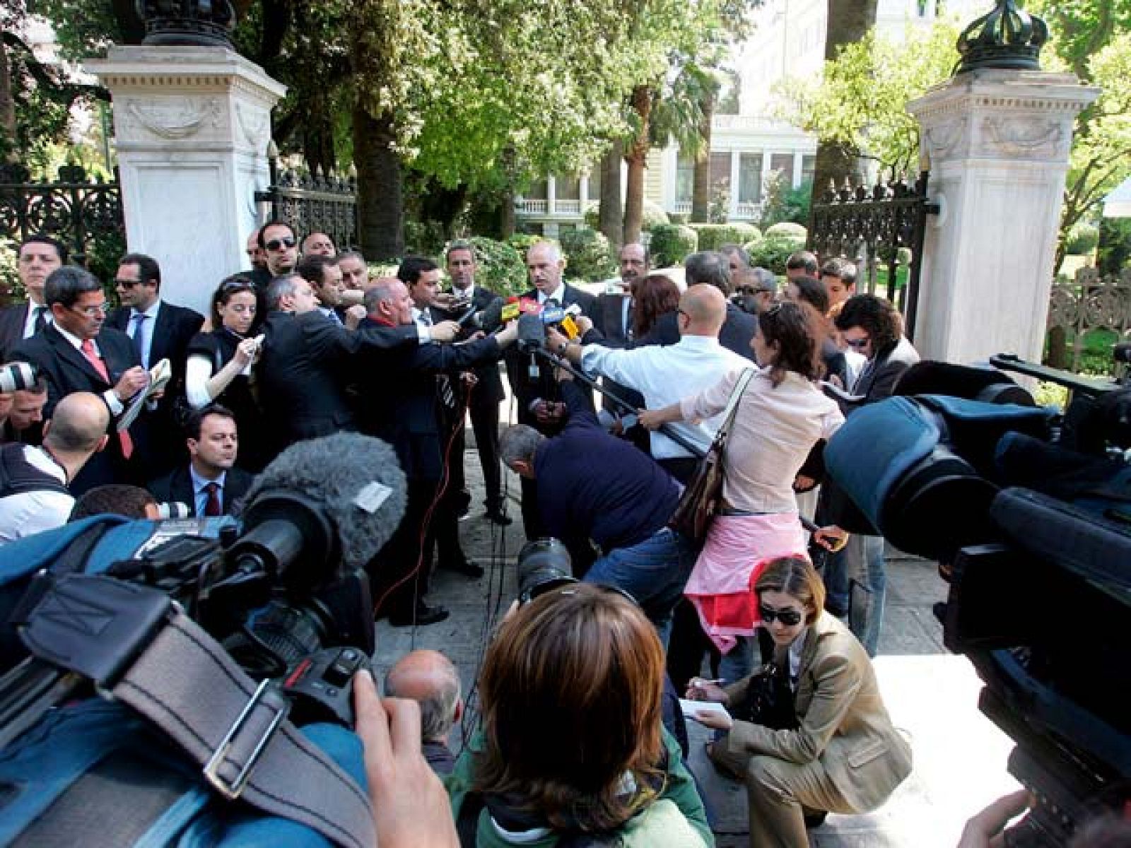 Papandreu detalla en el Parlamento las duras medidas para reducir el déficit en Grecia | Ver