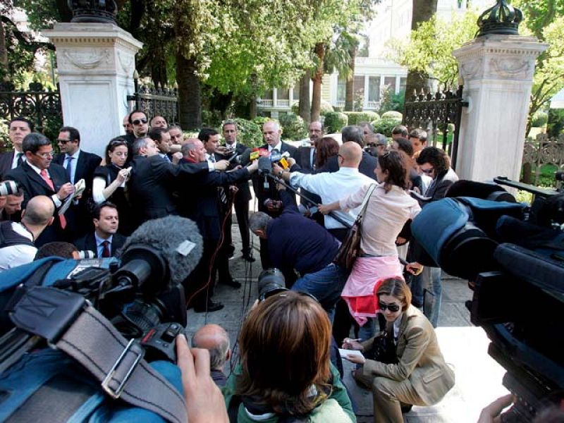 Papandreu detalla en el Parlamento las duras medidas para reducir el déficit en Grecia | Ver