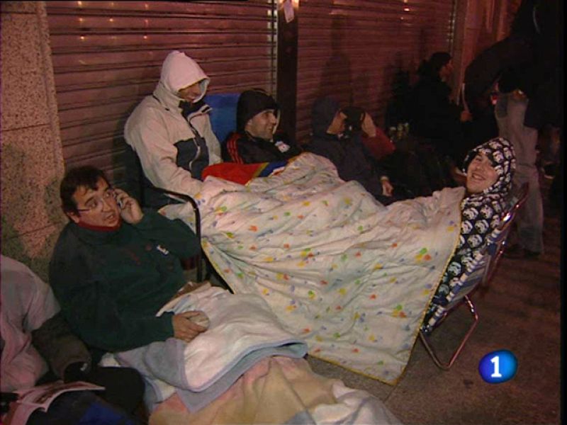 Casi un centenar de aficionados han hecho cola durante las últimas noches para ser los primeros en conseguir una entrada para la final de la Europa League ante el Fulham en Hamburgo.