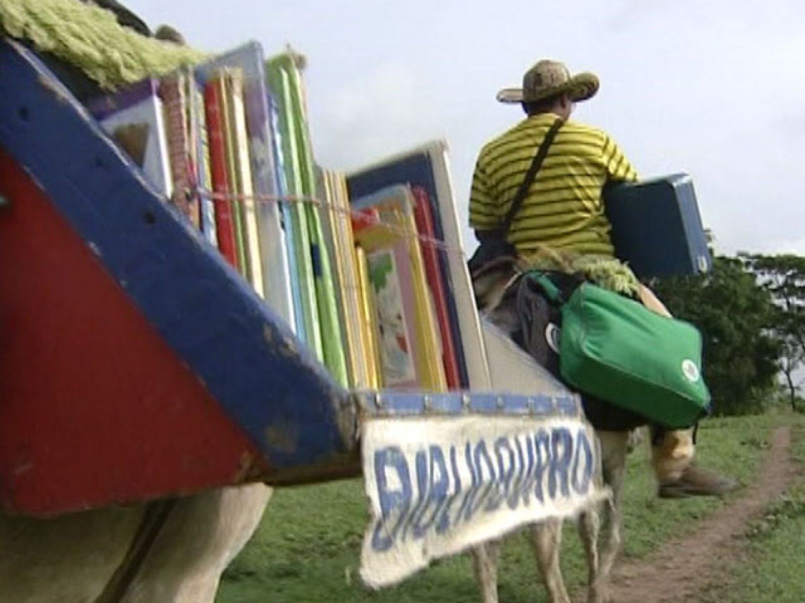 Acercar los libros a los lugares más recónditos utilizando burros de carga | Ver