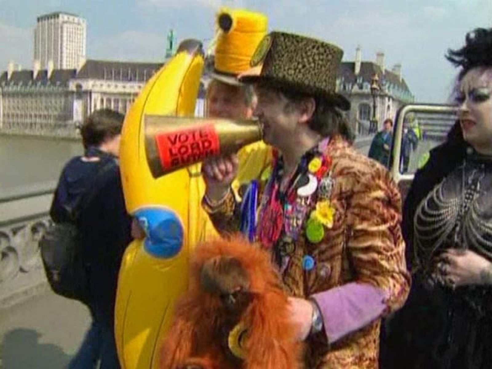 Un divertida alternativa en las elecciones del Reino Unido es el Monster Raving Looney Party | Ver