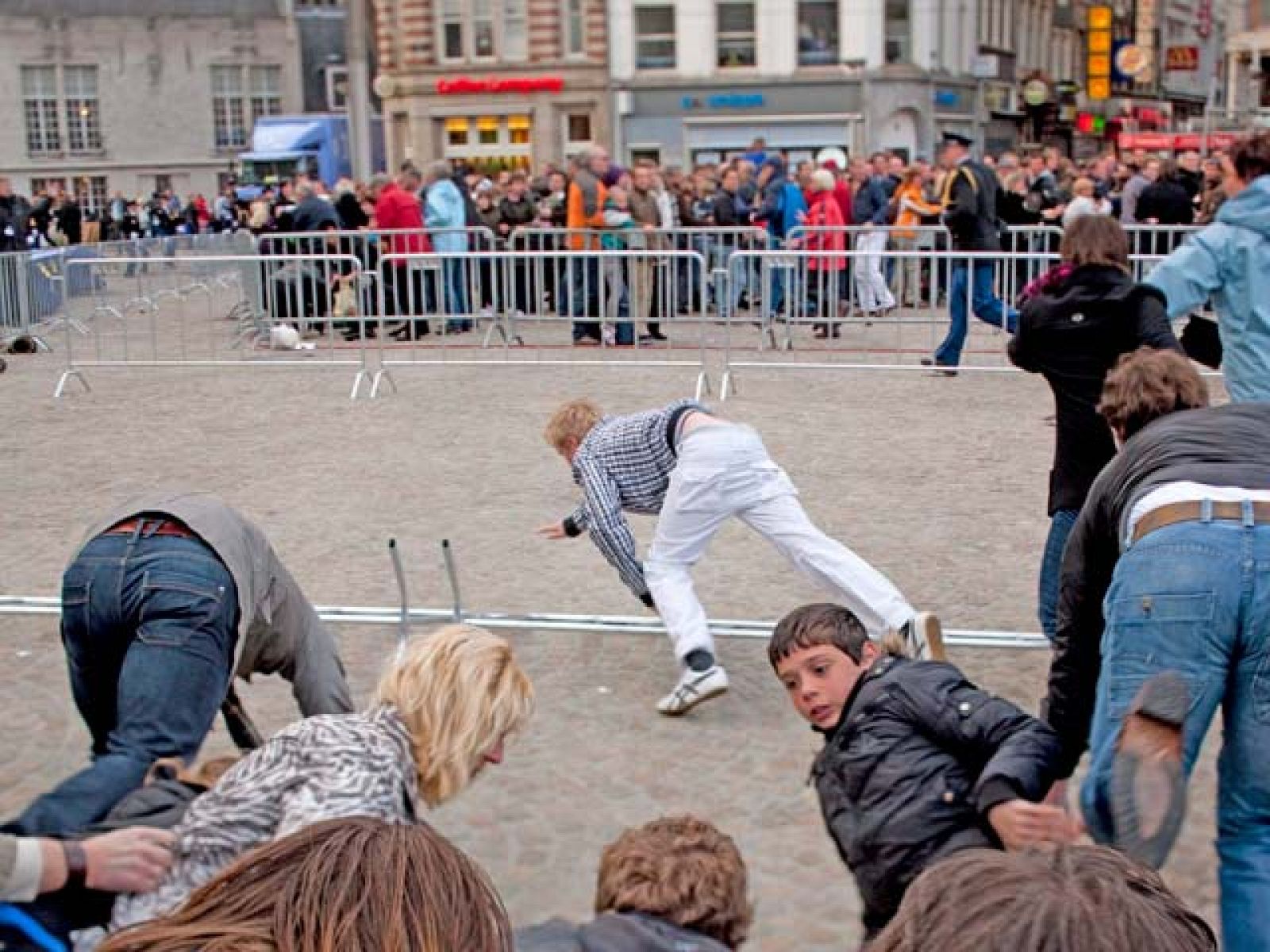 30 heridos tras una estampida durante un acto por las víctimas de guerra en Holanda