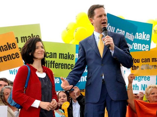  - Nick Clegg responde en castellano
