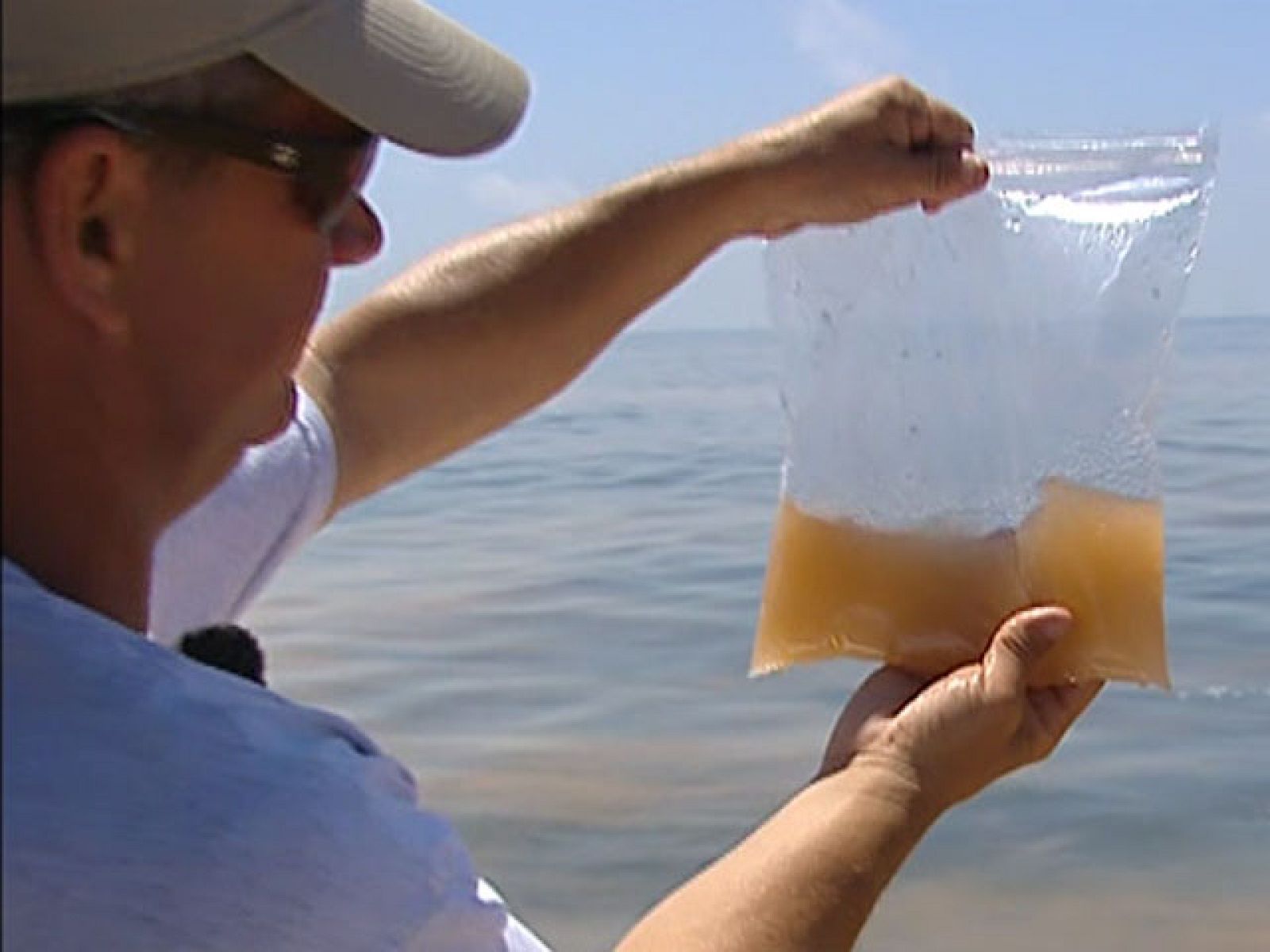 La plataforma petrolífera que se hundió en el Golfo de México, derrama al día más de seis millones de litros de crudo al mar - Ciencia y tecnología en Rtve.es | Ver