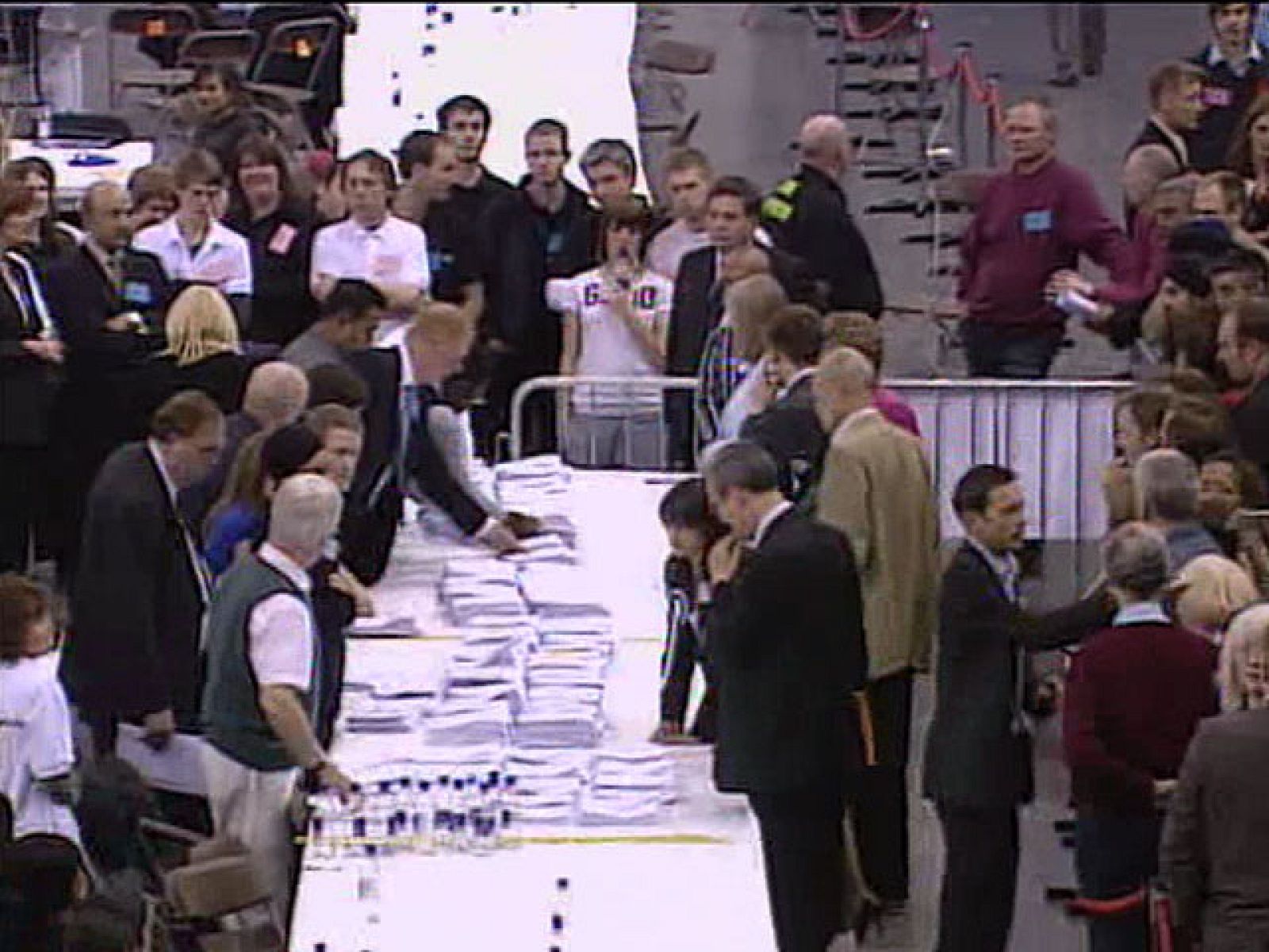 En la noche electoral, los resultados han ido saliendo a cuenta gotas | Ver