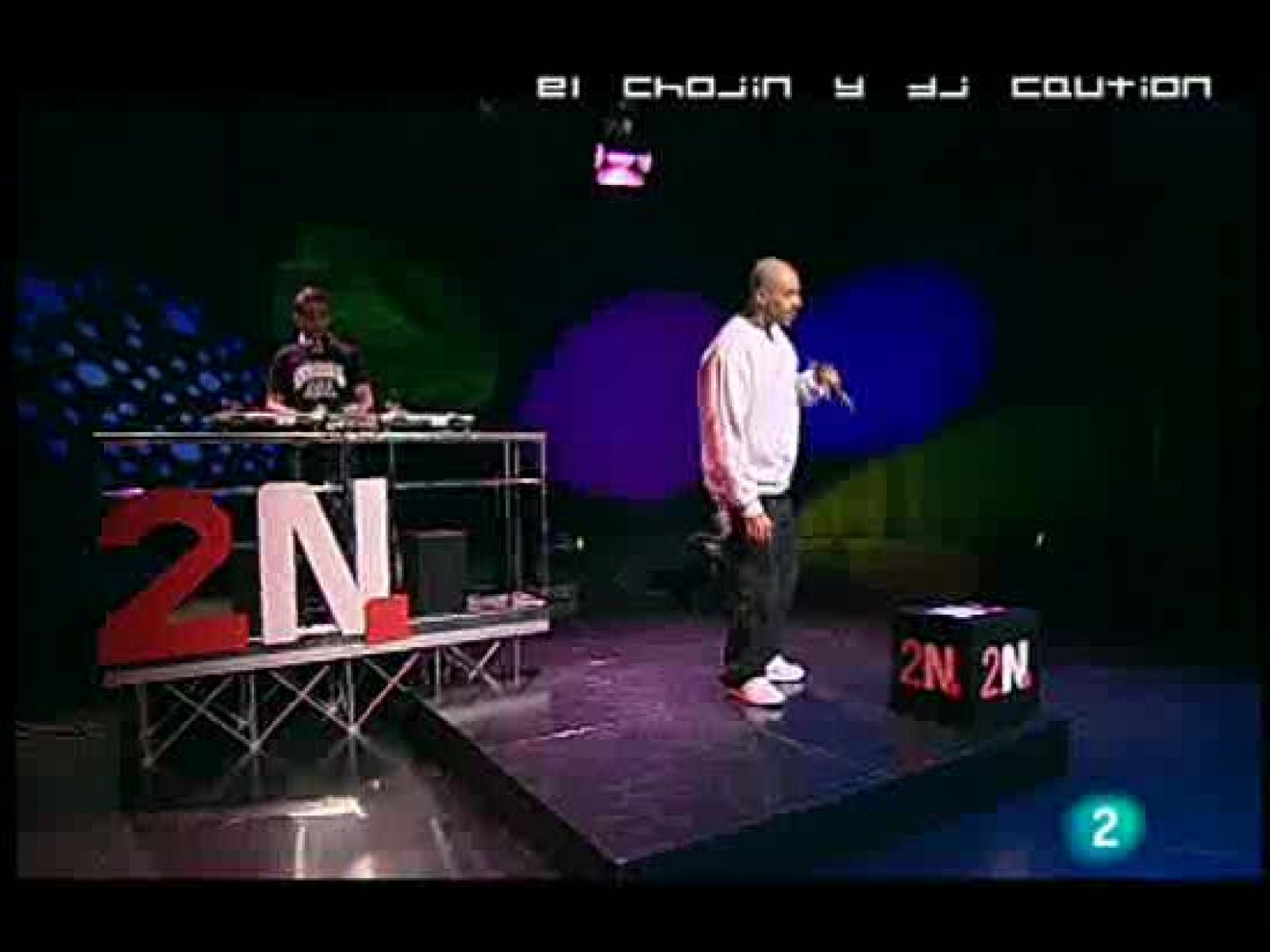 El rapero El Chojín comenta la actualidad en La 2 Noticias. Su peculiar repaso hip-hop habla sobre el intento de atentado en Nueva York, los vaivenes de la Bolsa y el rescate de Grecia. El vertido de crudo en el Golfo de México, también entre sus te