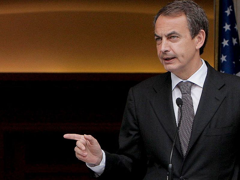 Zapatero y Rajoy desean la recuperación del Rey | Ver