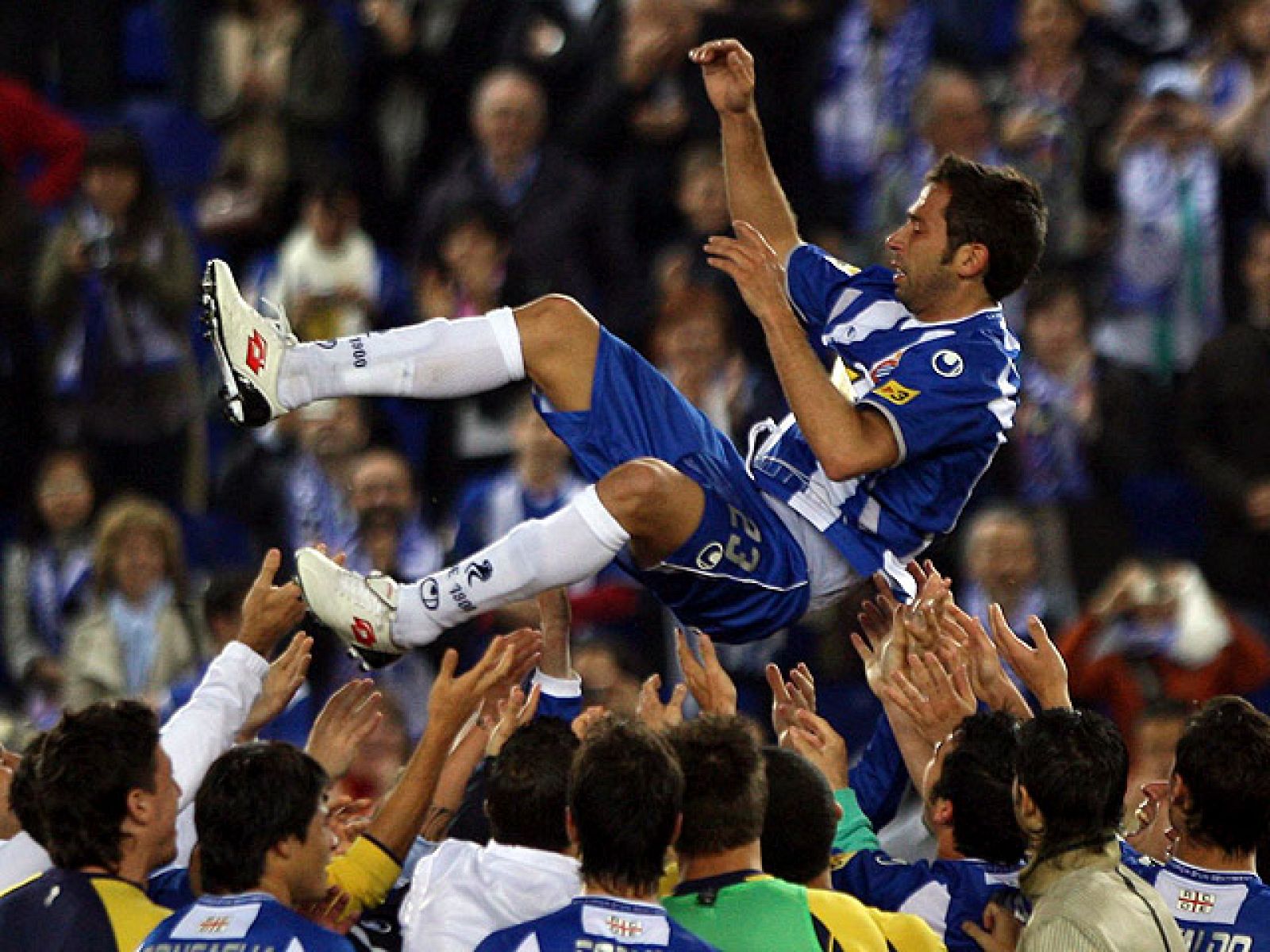 La afición del Espanyol despide a Tamudo