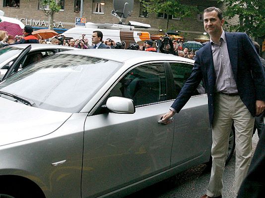  - Los Príncipes visitan al Rey