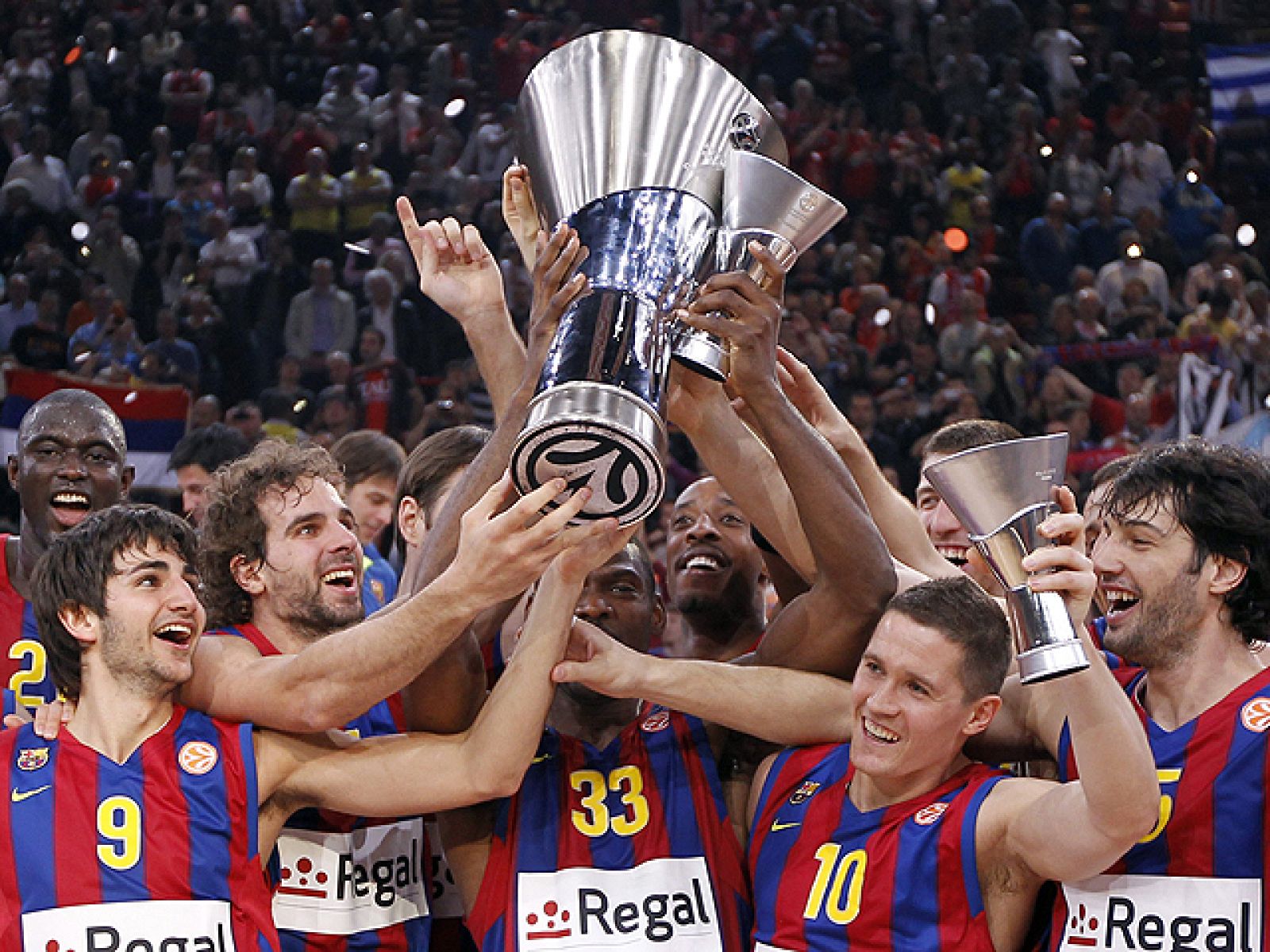 El Regal Barça se ha adjudicado su segunda Final Four en la pista parisina de Paría Bercy. Nada más señalar el pitido final, los jugadores comenzaron la celebración sobre el parqué. Juan Carlos Navarro ha sido el primer jugador español designado MVP