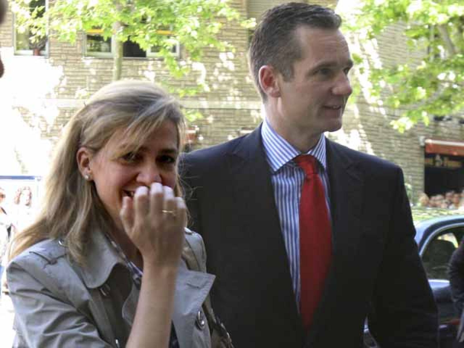 El Rey se encuentra "sereno y tranquilo" y da continuos paseos por los pasillos del hospital