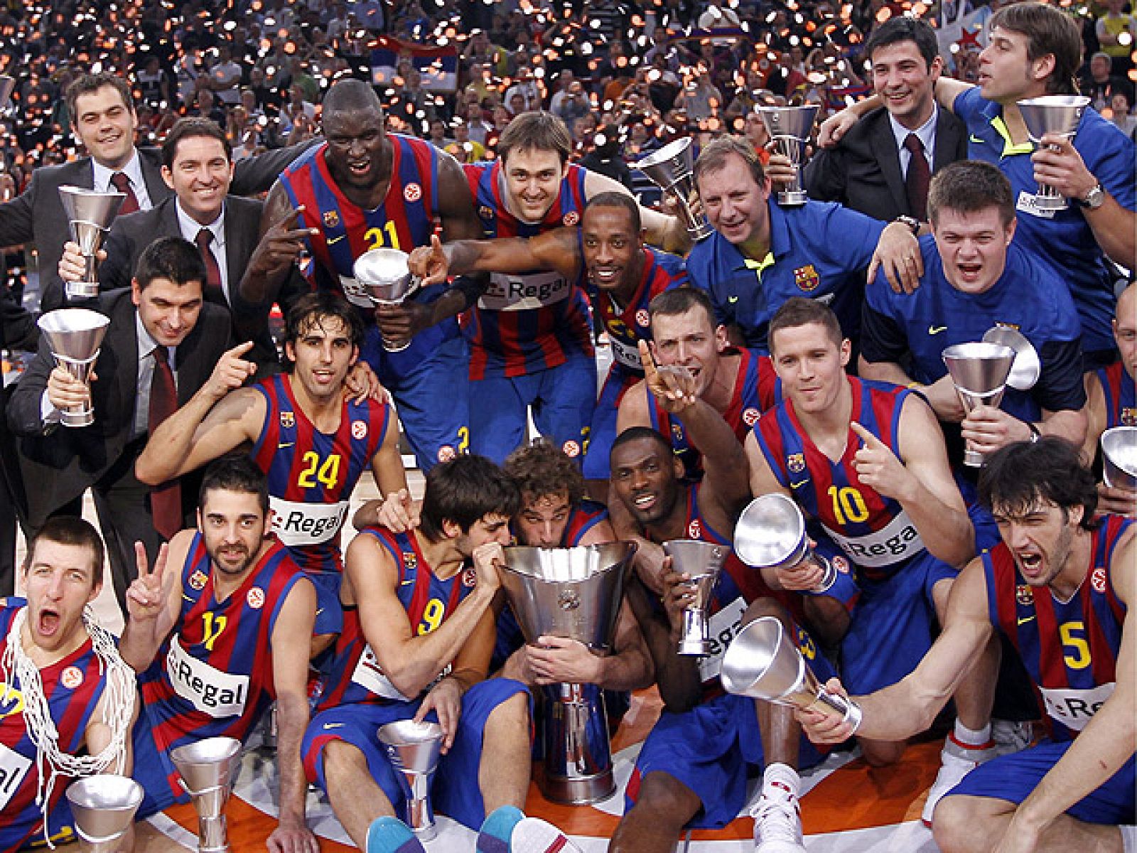 Los jugadores del Regal Barcelona celebraron su segunda Euroliga por todo lo alto en el vestuario tras finalizar el partido ante Olympiakos.