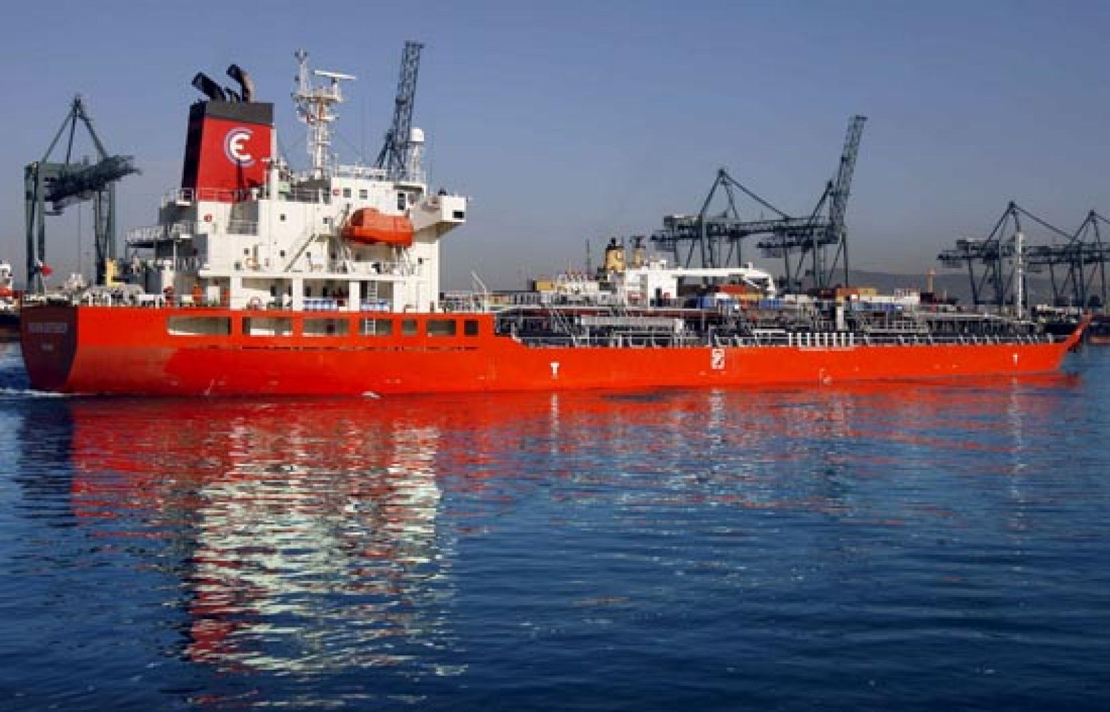 El primer barco con agua potable llega a Barcelona | Ver
