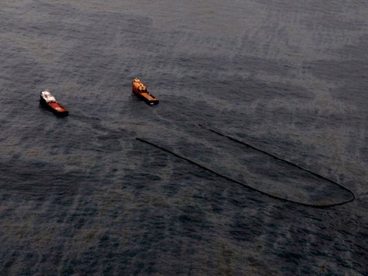  - BP trabaja para frenar el vertido