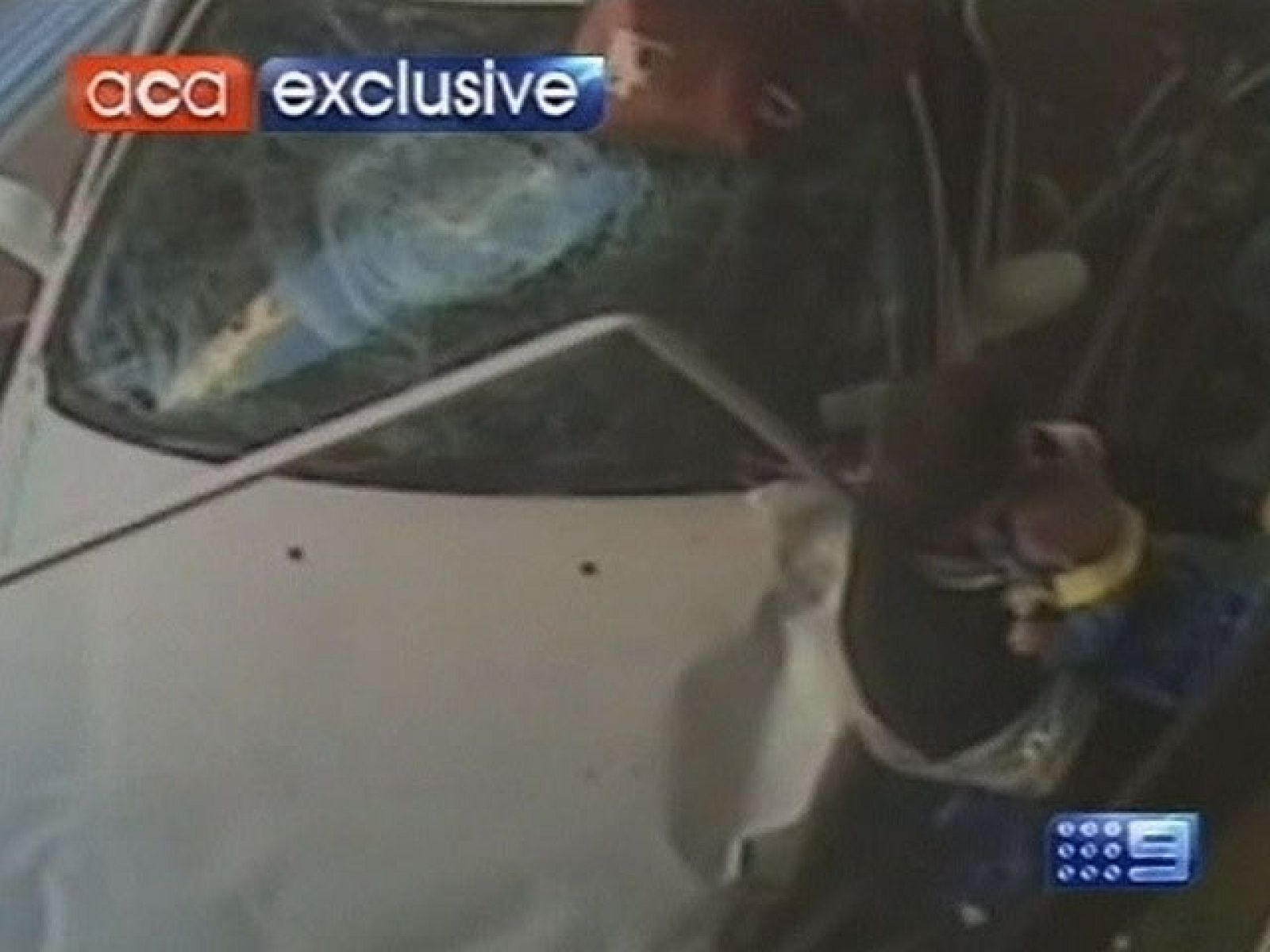 Un padre salva a su bebé de ser atropellado | Ver